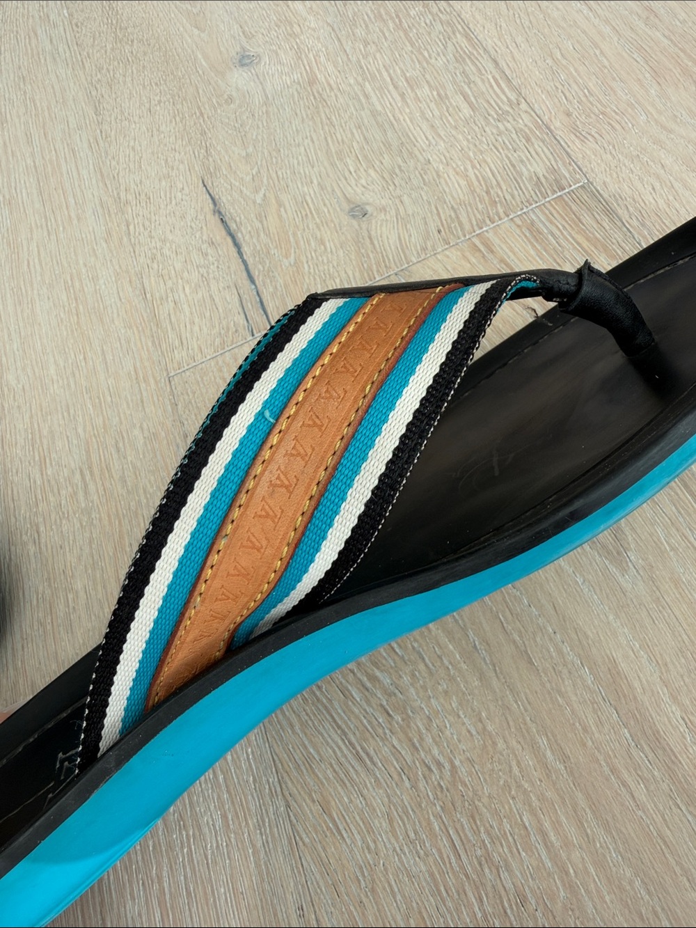 Louis Vuitton men’s flip flops - Picture 4 of 10